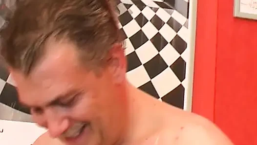 Teen aus deutschland bekam eine große ladung warmes sperma auf ihr gesicht
