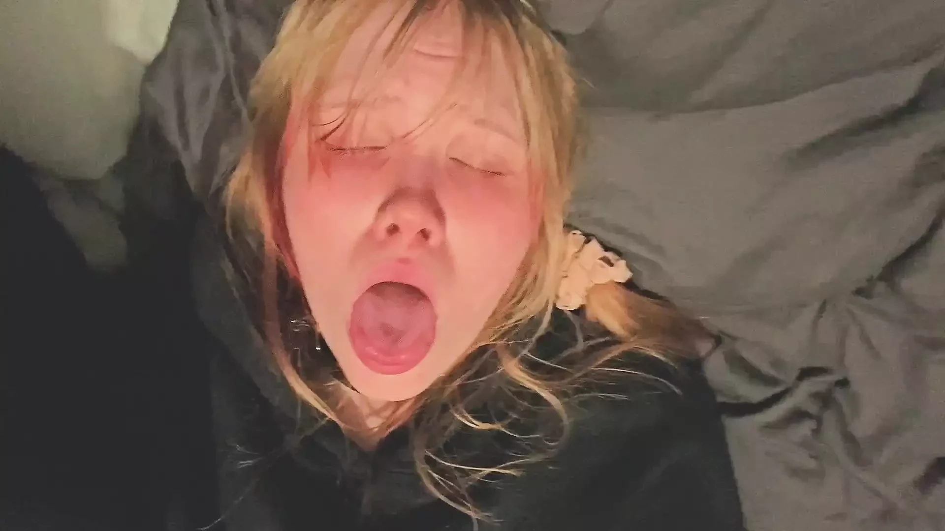 漂亮但厚实：o用振动器特写猫自慰