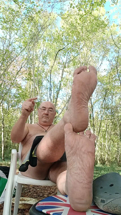 I stink of feet in my hooves!