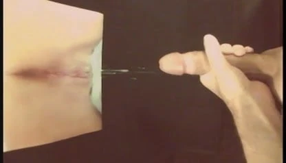 年轻的粉红色阴户被精液浸透