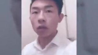Chinese jongen neukt sextoy