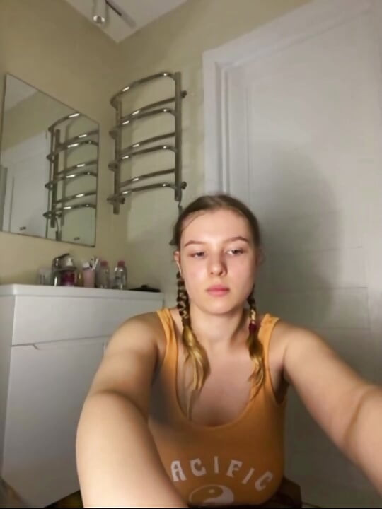 Jucielussie hard masturbating in the bathroom