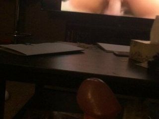 Ejaculare fără mâini în timp ce urmărești filme porno