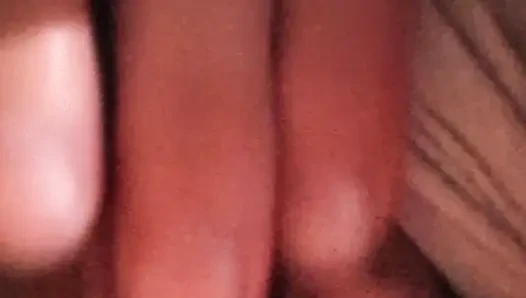 Menyelinap diam-diam mainin jari tante seksi ini sendirian