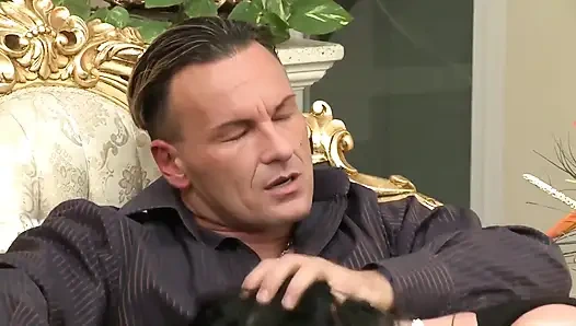 Doğal güzel kız şanslı adamı emiyor ve sikiyor