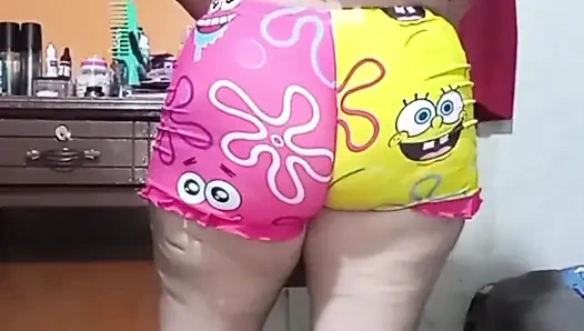 Ibu tiriku yang binal menggodaku untuk ngajak aku ngentot