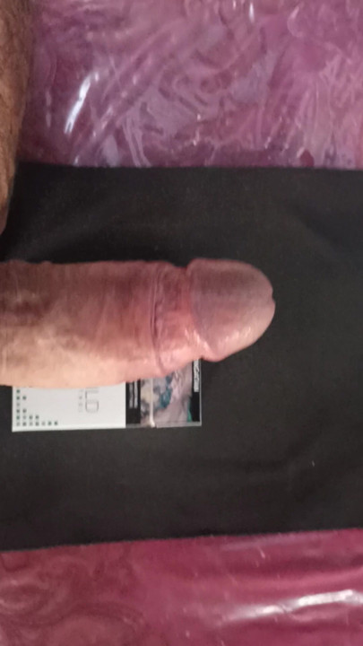 Pau grosso com cabeça de cogumelo grande mostrando solo e comparando com objeto