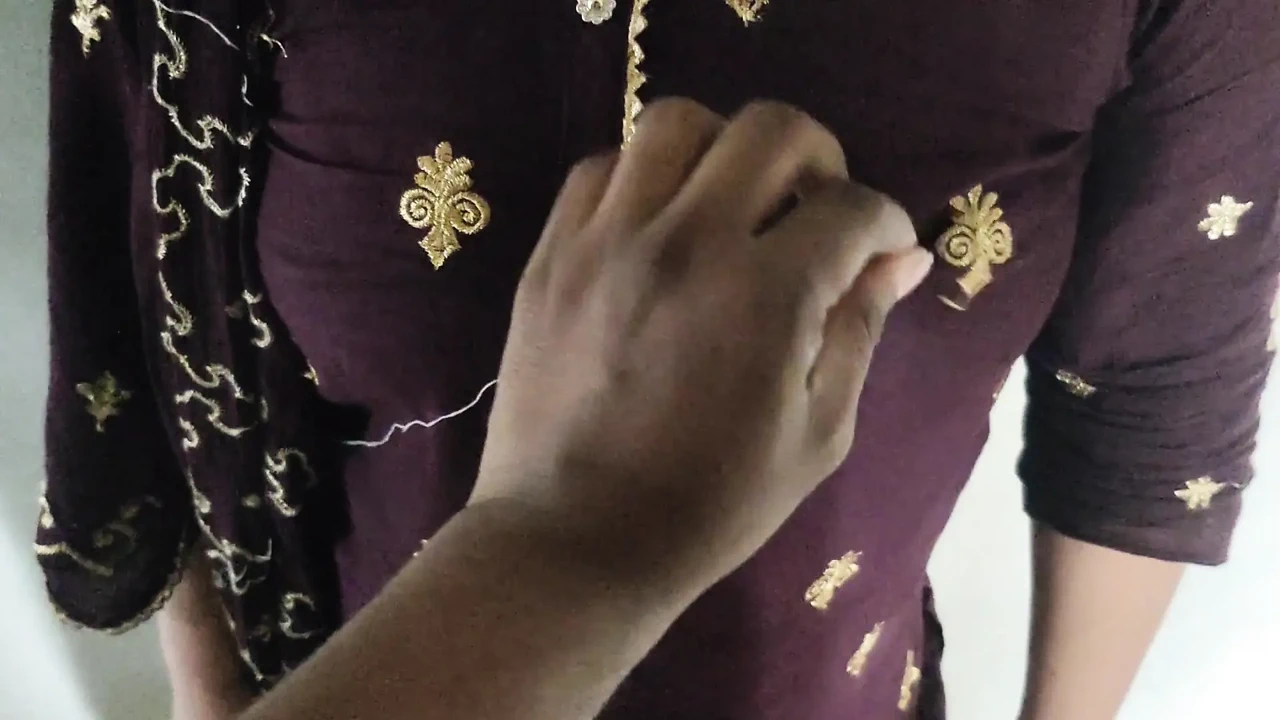 孟加拉女孩穿着红色三张照片户外视频。完整的孟加拉语声音