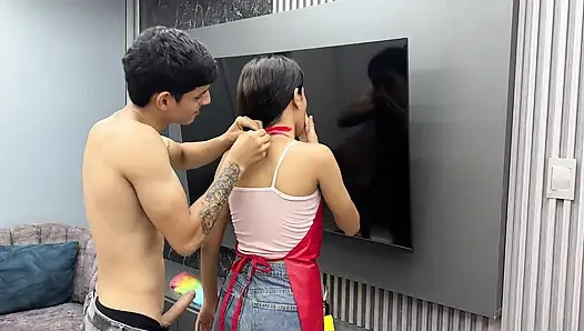 Endlich wurde ich mit dem zimmermädchen allein gelassen, ich gab ihr einen harten fick von ihrem engen arsch.