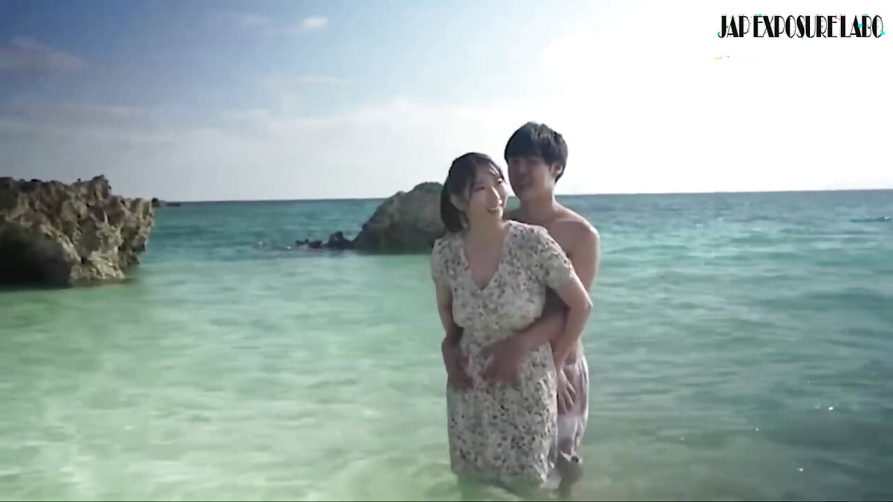 Gravure Idol Nos bastidores em Okinawa, um momento ousado fora da câmera capturado discretamente em 1º
