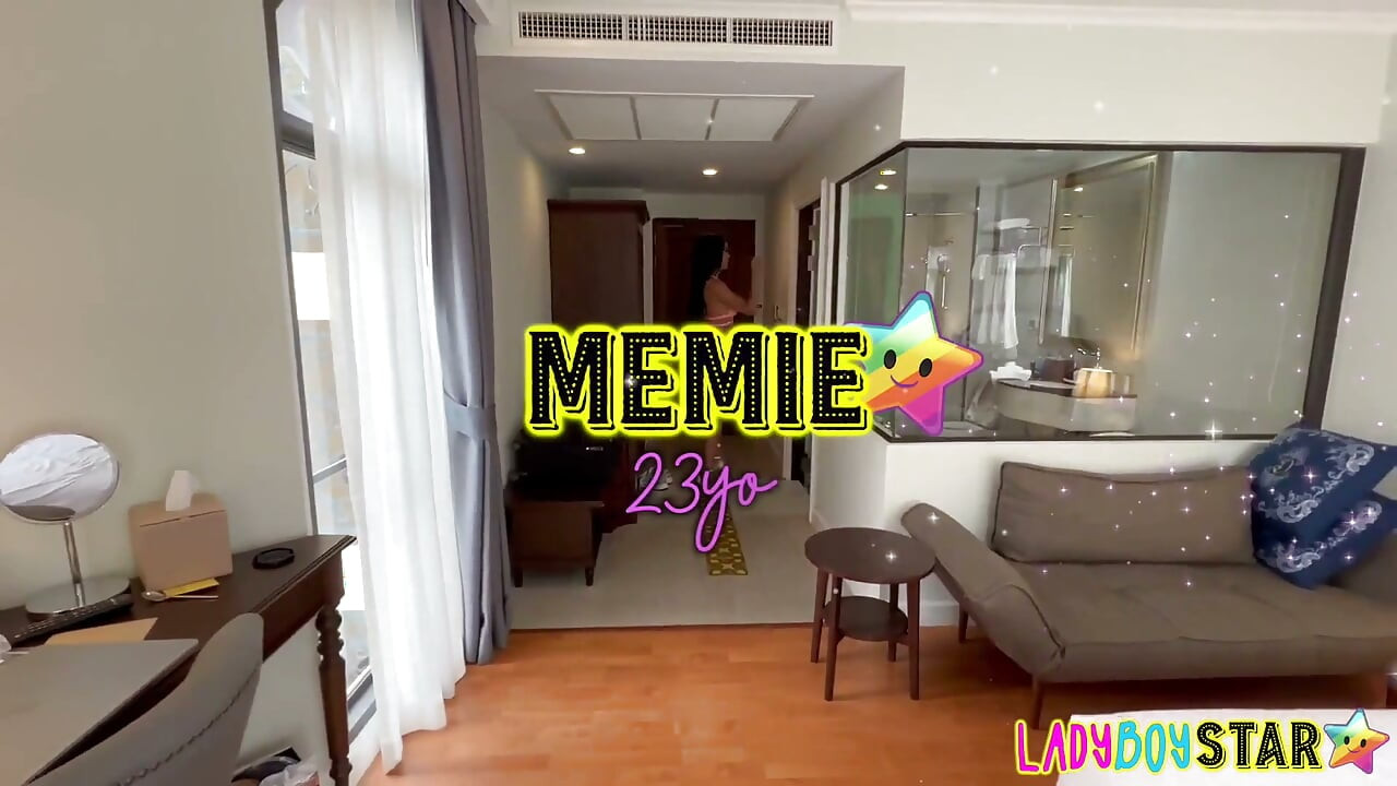 Ladyboystar - Memie - impresionante ladyboy flaca de 23 años en rosa caliente me folla en hotel