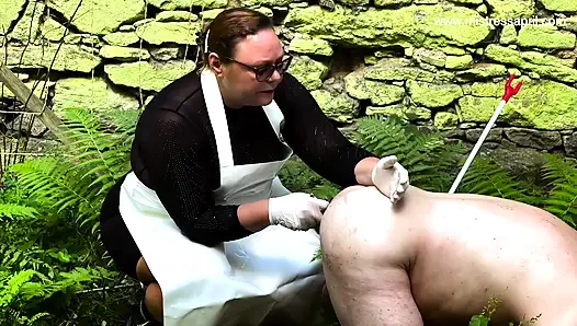 Dominatrix sahibe April ceza blokajı