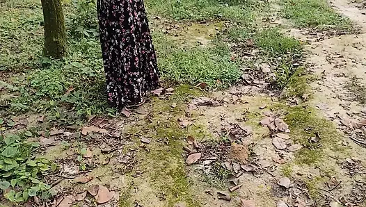 Sex im freien. Während er im Dschungel ging, nahm er ein schönes indischen Bengali-mädchen mit nach hause und fickte sie hart. Video teil-01