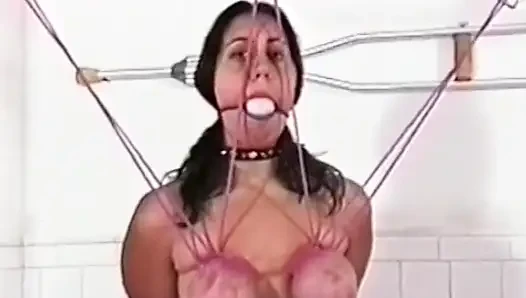 Büyük memeli orta yaşlı seksi kadın bağlanıyor, ağzı tıkalı