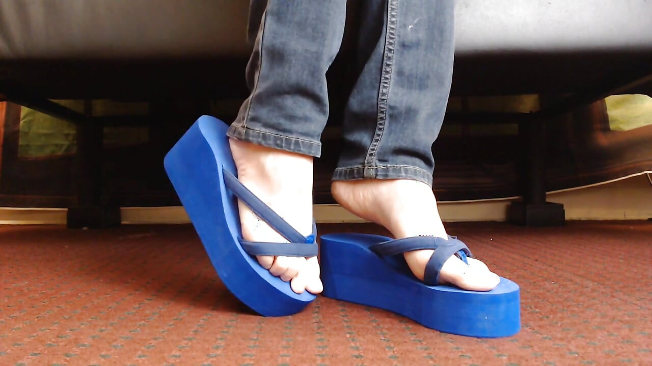 Dickes wedge-flip-flops-schuhspiel