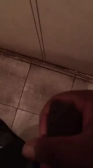 Tamil garoto masturbação no banheiro do navio