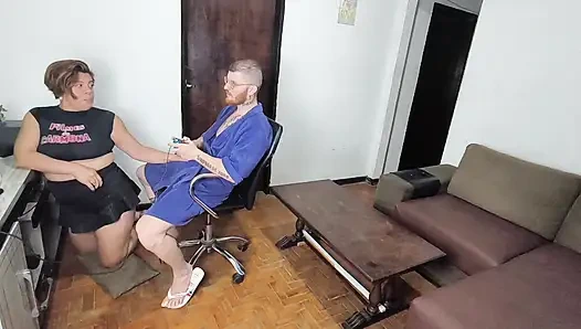 Üvey annemi oynuyordum gelip beni azdırıyor ve ben onun ateşli