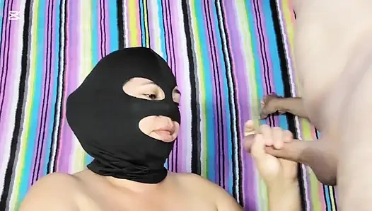 Heißes molliges mädchen gibt mir tiefe kehle und lutscht meine eier wie verrückt