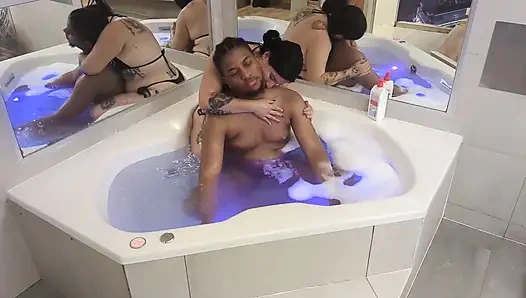 Qos verehrt ihren schwarzen könig