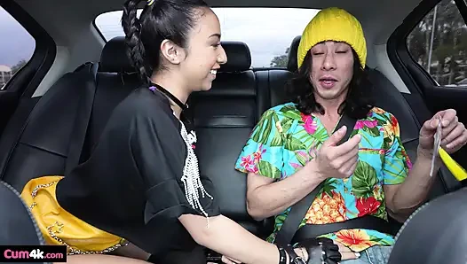 Memek cewek sange ini dicrot sperma hangat setelah dientot habis-habisan sama pacarnya