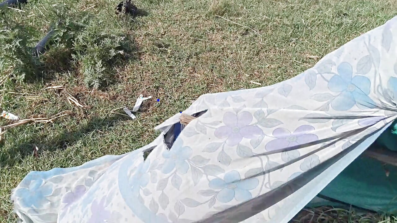 Bhabhi ko field mai kapde dhote samay mud marwai