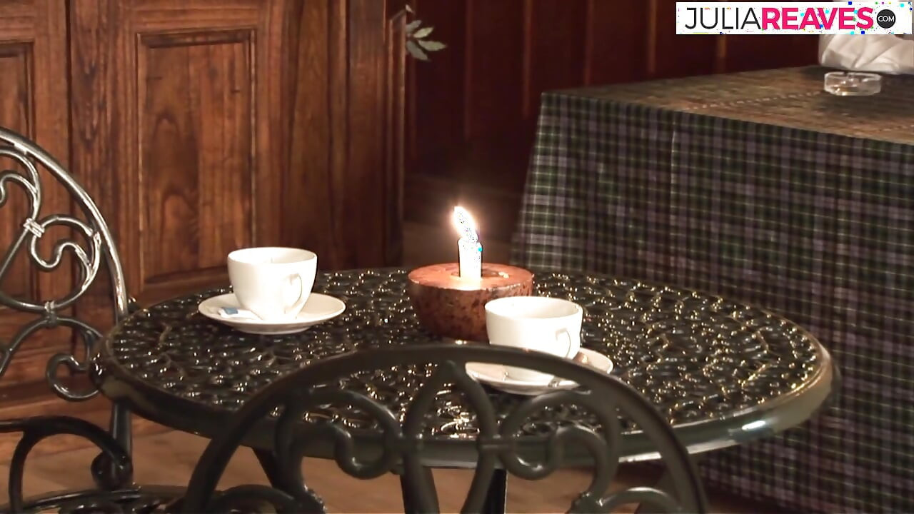 شقراء ببزاز صغيرة لطيفة تمص الزب وتلحس كسها وتنيك بقوة من زب كبير