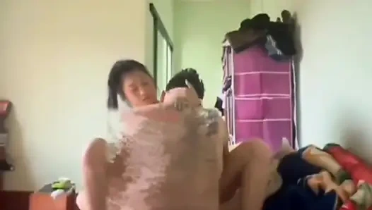 Saudara tiri merayu dengan tubuh sexy dan ingin bercinta diranjang