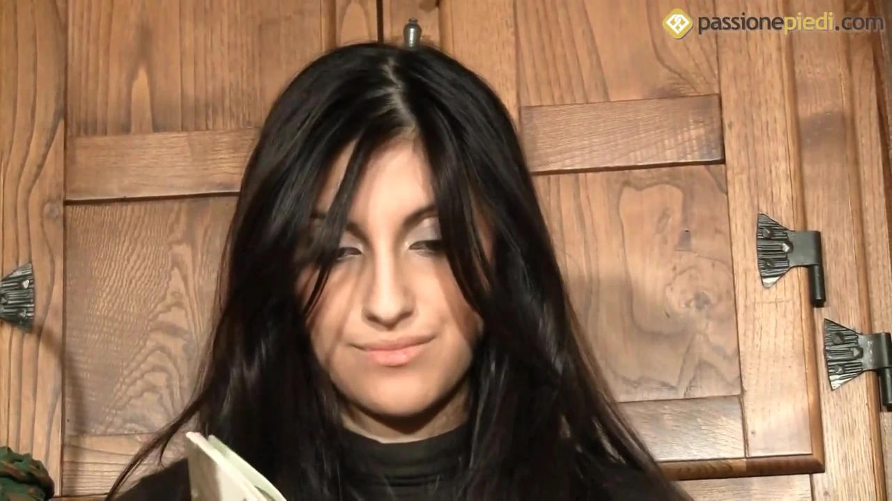 Federica, seksi genç kız ayaklarıyla oynuyor