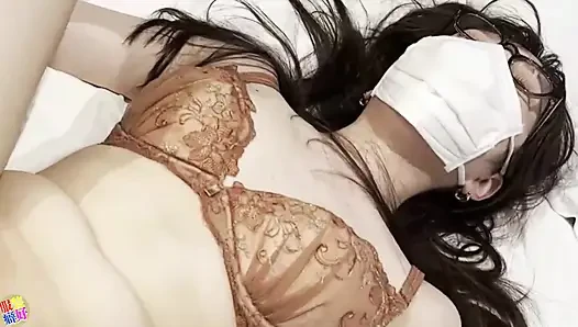 Kacamata benar-benar sesuai dengan resepsionis cantik itu