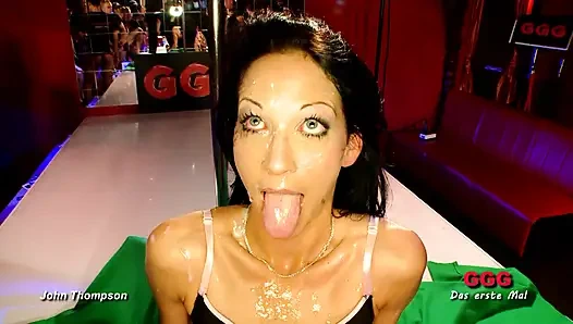 Yüze boşalma ve döl yutana kadar büyük yarak emiyor Alman goo kız John Thompson