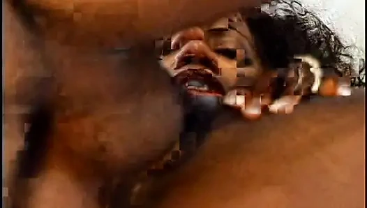 Ebenholz mit knackarsch gibt einen schlampigen blowjob, bevor sie gefickt wird