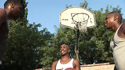 Heiße blonde schlampe mit dicken titten wird von einem harten massiven schwarzen schwanz geritten