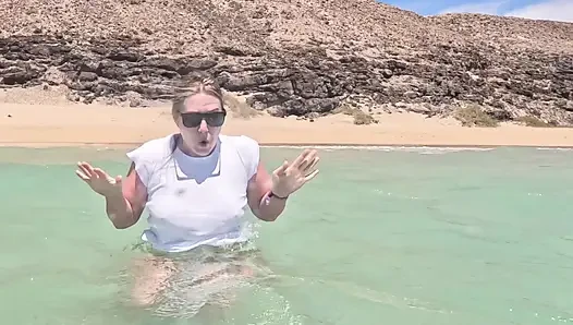 Nasses Weißes T-shirt, Das Unter Wasser Schwimmt