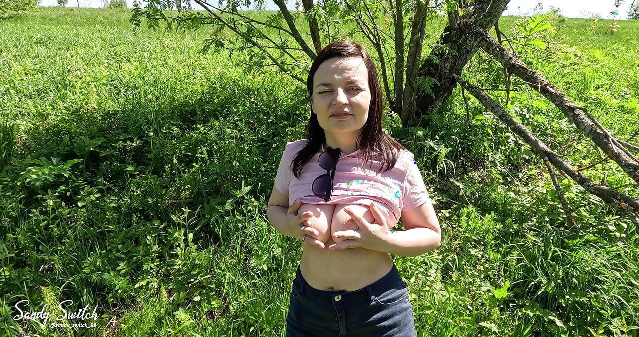 Amaterski POV video na otvorenom: MILF s velikim prirodnim sisama puši kurac