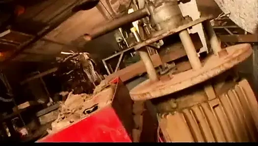 Schönes mädchen nimmt großen schwanz in die schmutzige garage