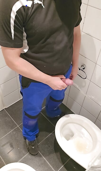 İşçi tuvalete işiyor