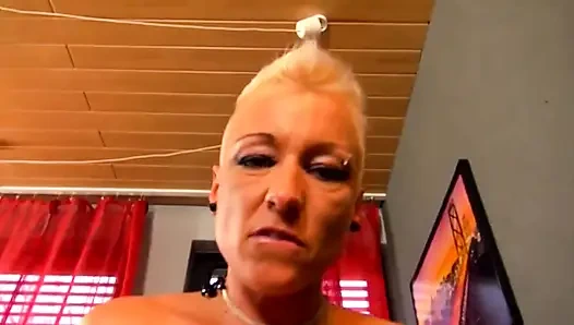 Gadis sange dengan toket besar ini suka banget dientot habis-habisan sama kontol besar sampai mengerang keenakan