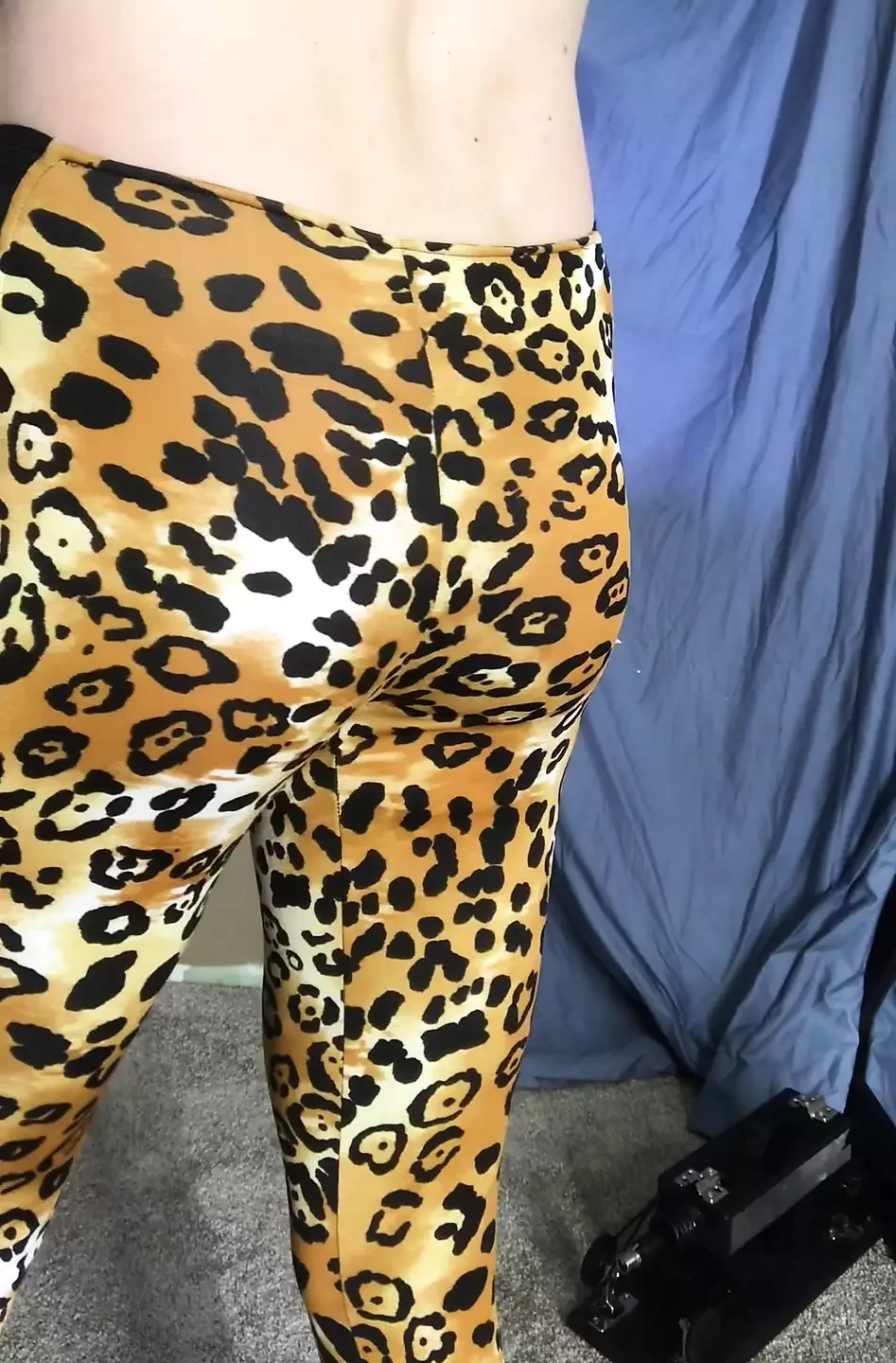 Zsákmánybemutató gepárdmintás leggingsben