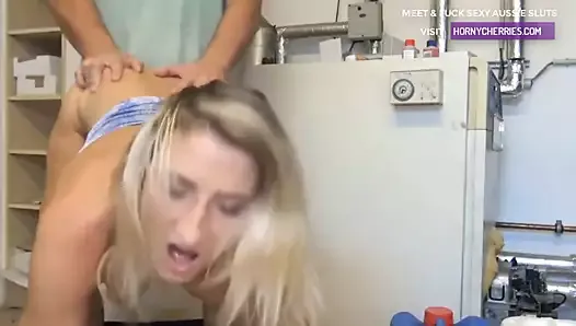 Une femme au foyer australienne blonde baise le plombier