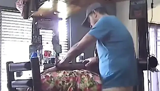 Kamera menangkap suamiku meniduri babysitter