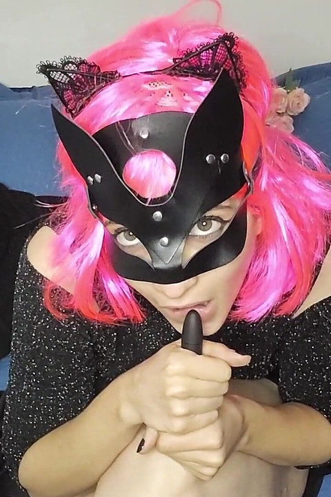 Mon Masque De Chatte Me Rend Tellement Coquine ! Je Me Touche Maintenant