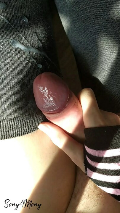 Femboy 穿着丝袜高潮并呻吟。第一人称视角