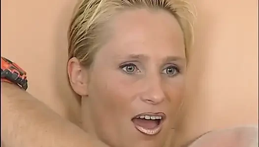 Heiße blondine schreit vor vergnügen, als sie einen monsterschwanz auf dem sofa reitet