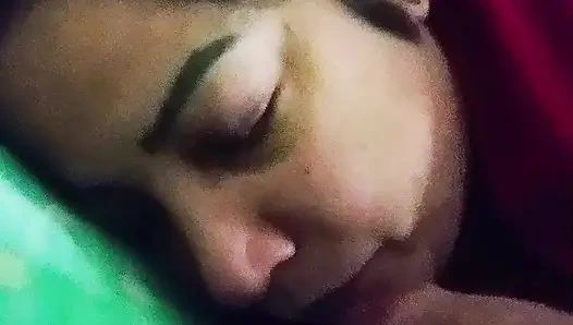 Aku mengejutkan ibu tiriku dengan penisku di mulutnya dan dia menelan air maniku