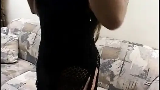 Güzel memeli latin hatun kanepede iki yarakla amını siktiriyor