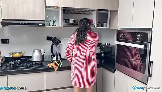 Gaun basah, seks ibu mertua, kecantikan alami.