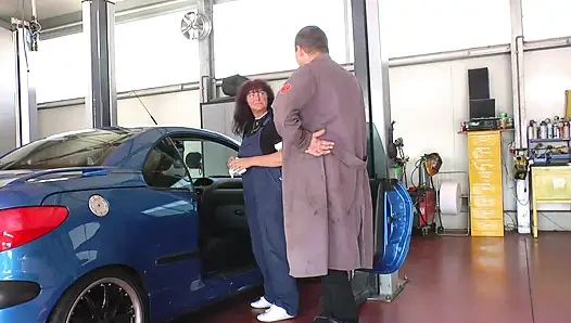 Tätowierte rothaarige deutsche MILF mit naturals wird gefickt