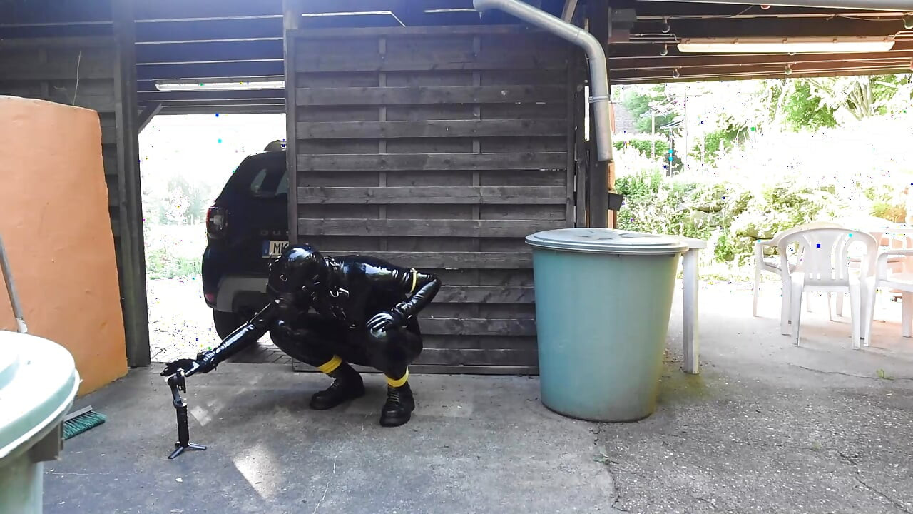 Rubberdrone pissing outdoor