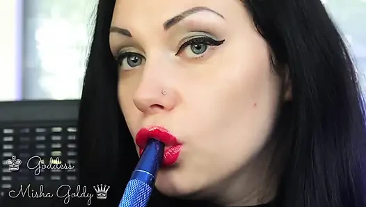 Büyük kırmızı baştan çıkarma ve büyük nargile dumanıma boşal
