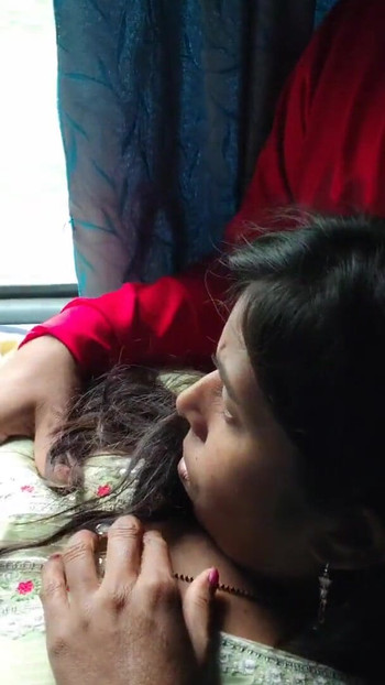 Morate vidjeti trenutak iz "Seoskog desi bhabhi seksa - Nepoznati muškarac je došao i sjeo na Bhabhino sjedalo i uživao u seksi trenutku -"